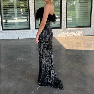 2024 Sherri Hill dress worn once. Beautiful ostrich feathers!good condition.